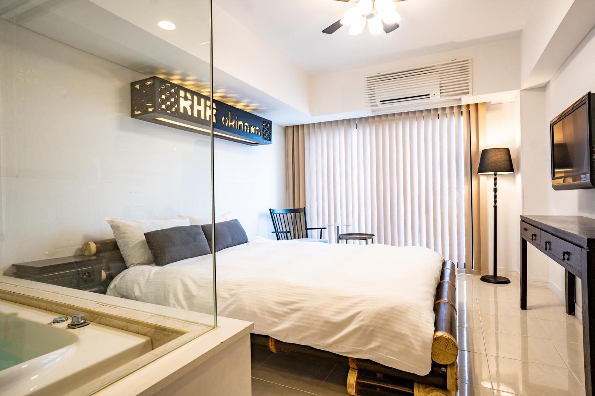 Royal Hotel Йомитан Экстерьер фото
