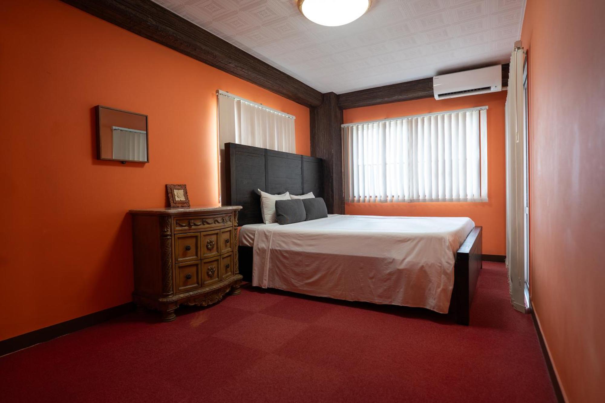 Royal Hotel Йомитан Экстерьер фото