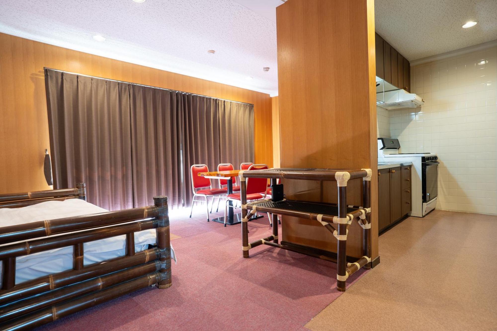 Royal Hotel Йомитан Экстерьер фото