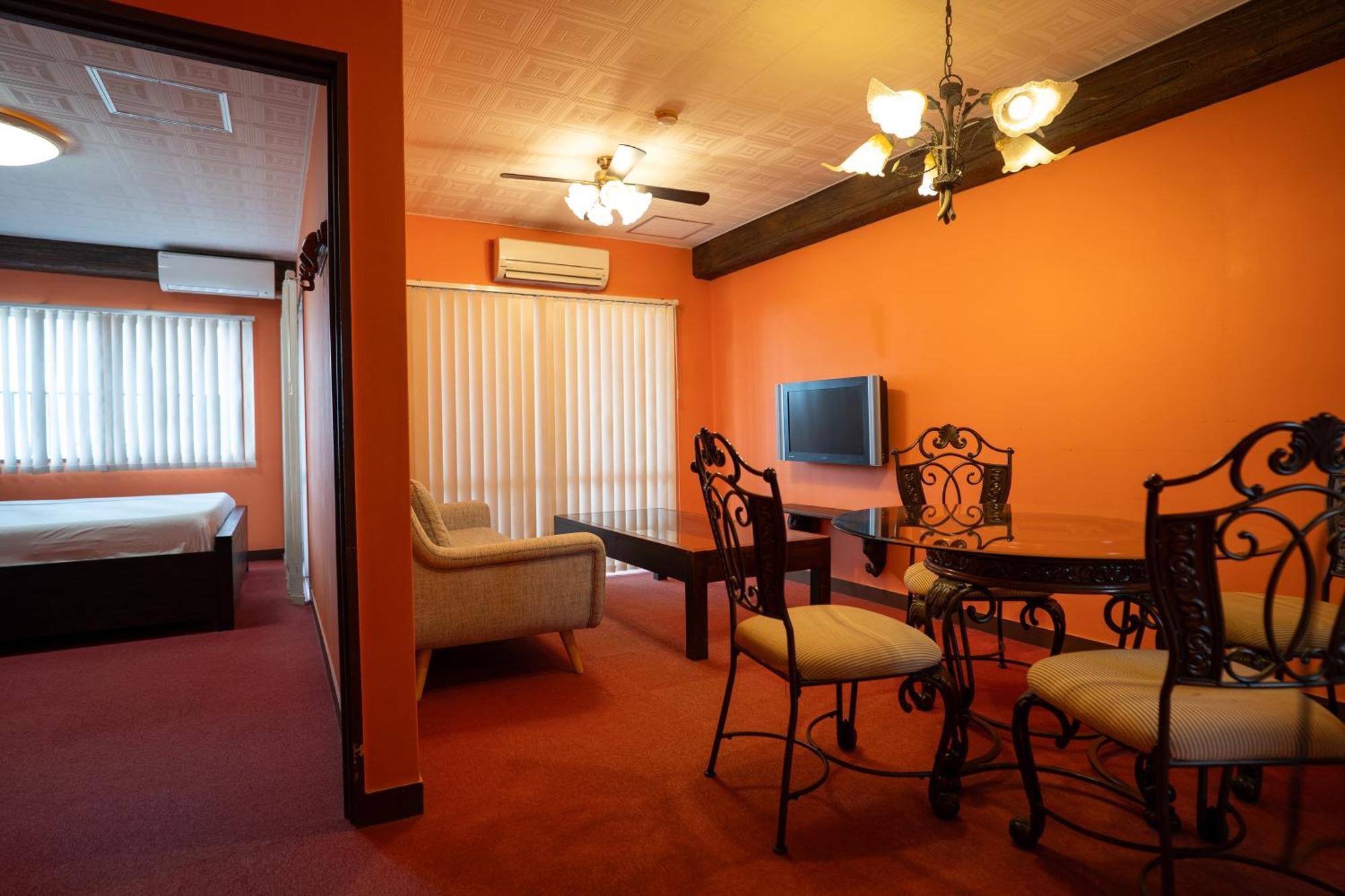 Royal Hotel Йомитан Экстерьер фото