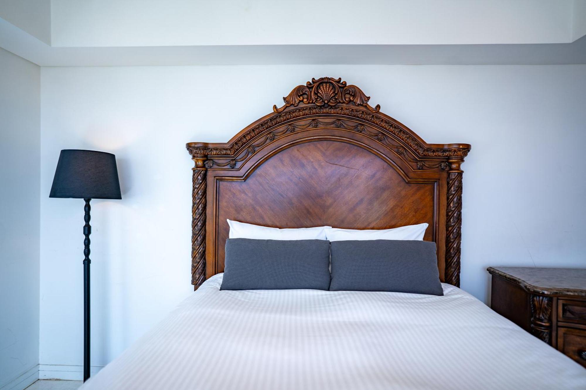 Royal Hotel Йомитан Экстерьер фото